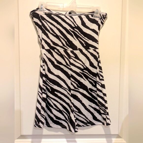 $5 Item! EUC Pretty Little Thing 8 Zebra Print Tie Front Cutout Romper Jumpsuit - Picture 2 of 3